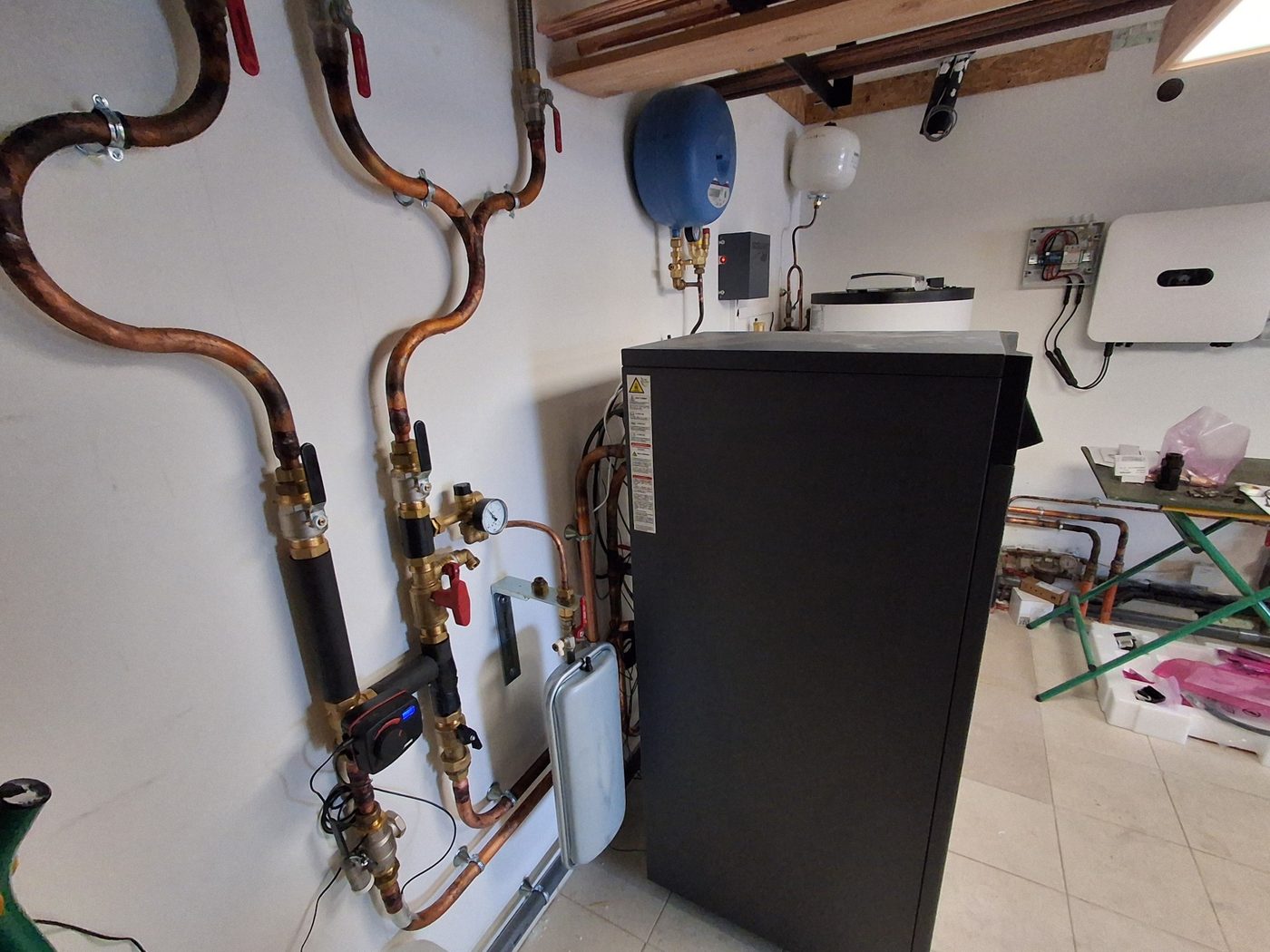 Module intérieur de pompe à chaleur air/eau installé dans un local technique