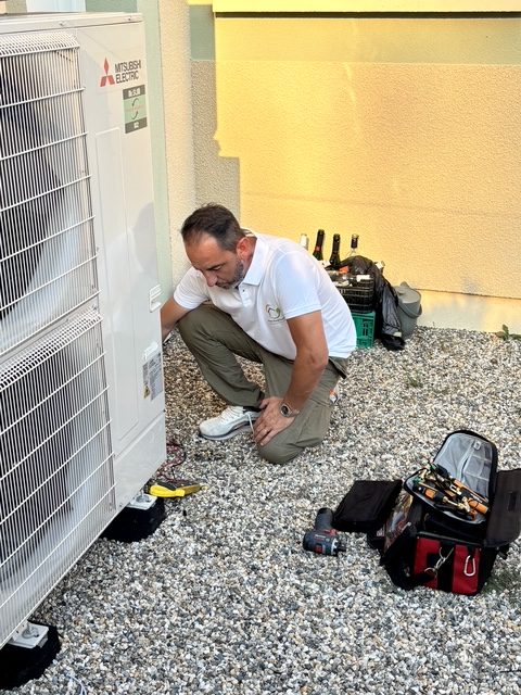 Technicien intervenant sur une unité extérieure Mitsubishi Electric