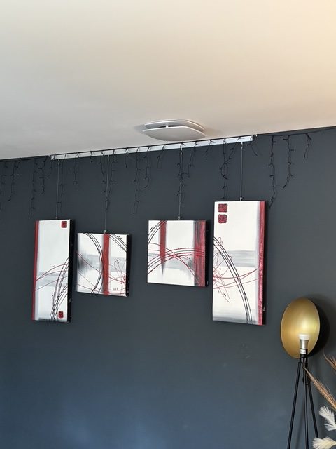 Grille de soufflage linéaire intégrée au plafond d une pièce de vie
