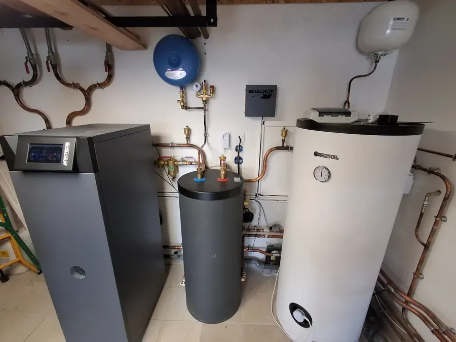 Local technique après installation : module intérieur Arkteos, ballon tampon et ballon d eau chaude reliés par des collecteurs en cuivre