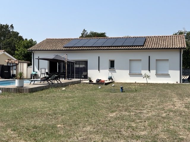 Maison de plain-pied équipée de panneaux photovoltaïques en toiture