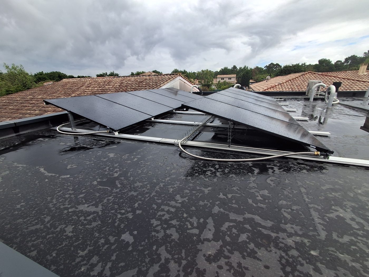 Panneaux photovoltaïques installés sur une toiture terrasse