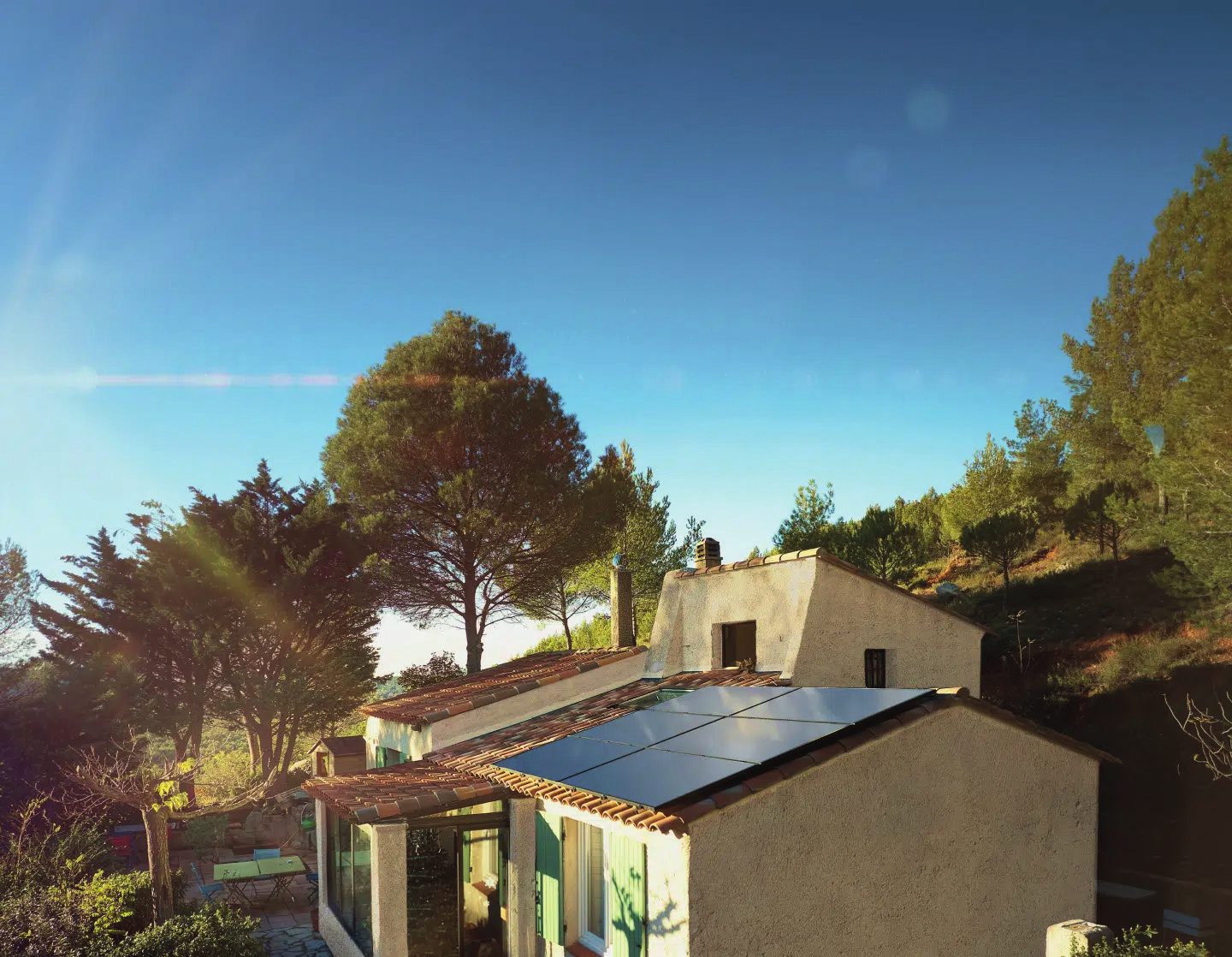 Maison équipée de panneaux hybrides DualSun en toiture