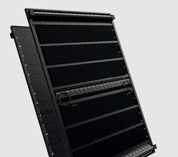 Panneau hybride DualSun SPRING MAX vu de dos, avec son échangeur thermique
