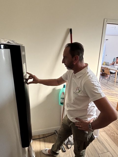 Technicien mettant en service une unité intérieure